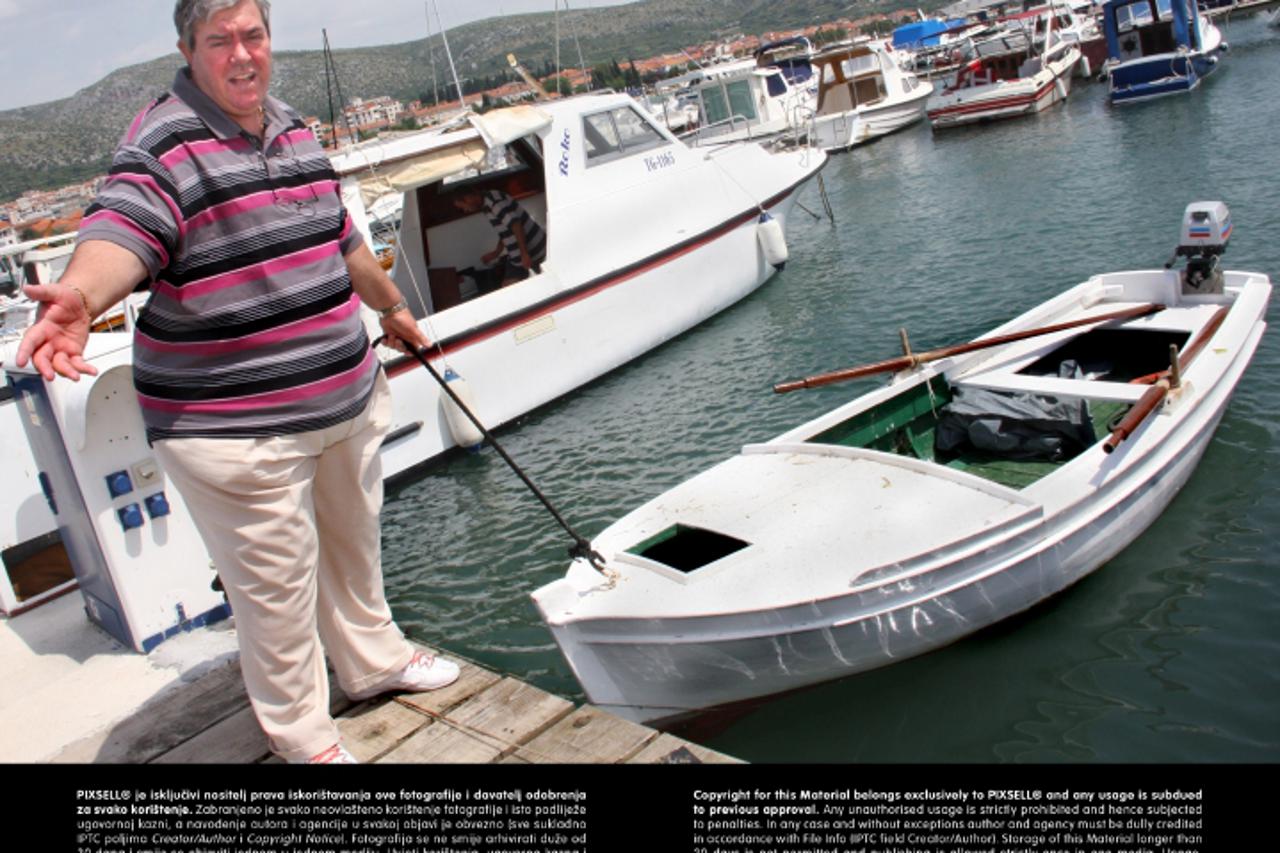'07.06.2011, Trogir -  Vinko Coce koji  cesto pjeva o moru pponosno je pokazao svoj mali brod  Photo: Ivana Ivanovic/PIXSELL'