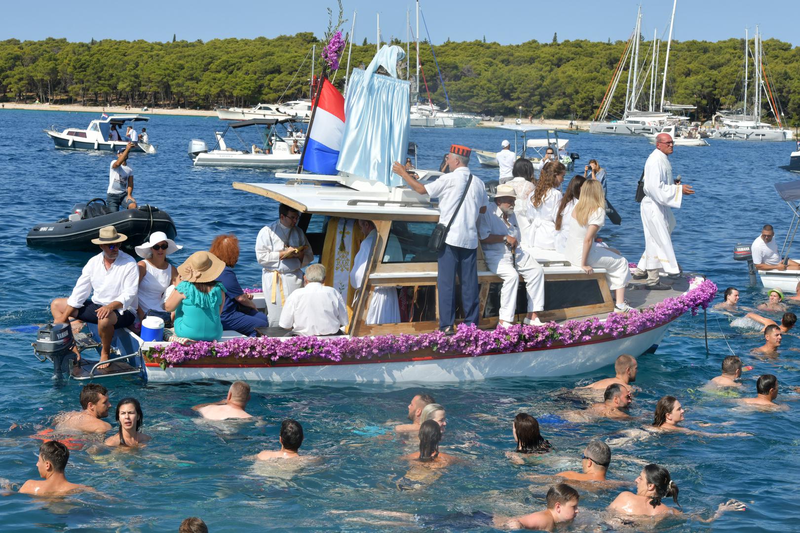 Ovaj običaj, koji se njeguje desetljećima, duboko je ukorijenjen u lokalnoj zajednici.
