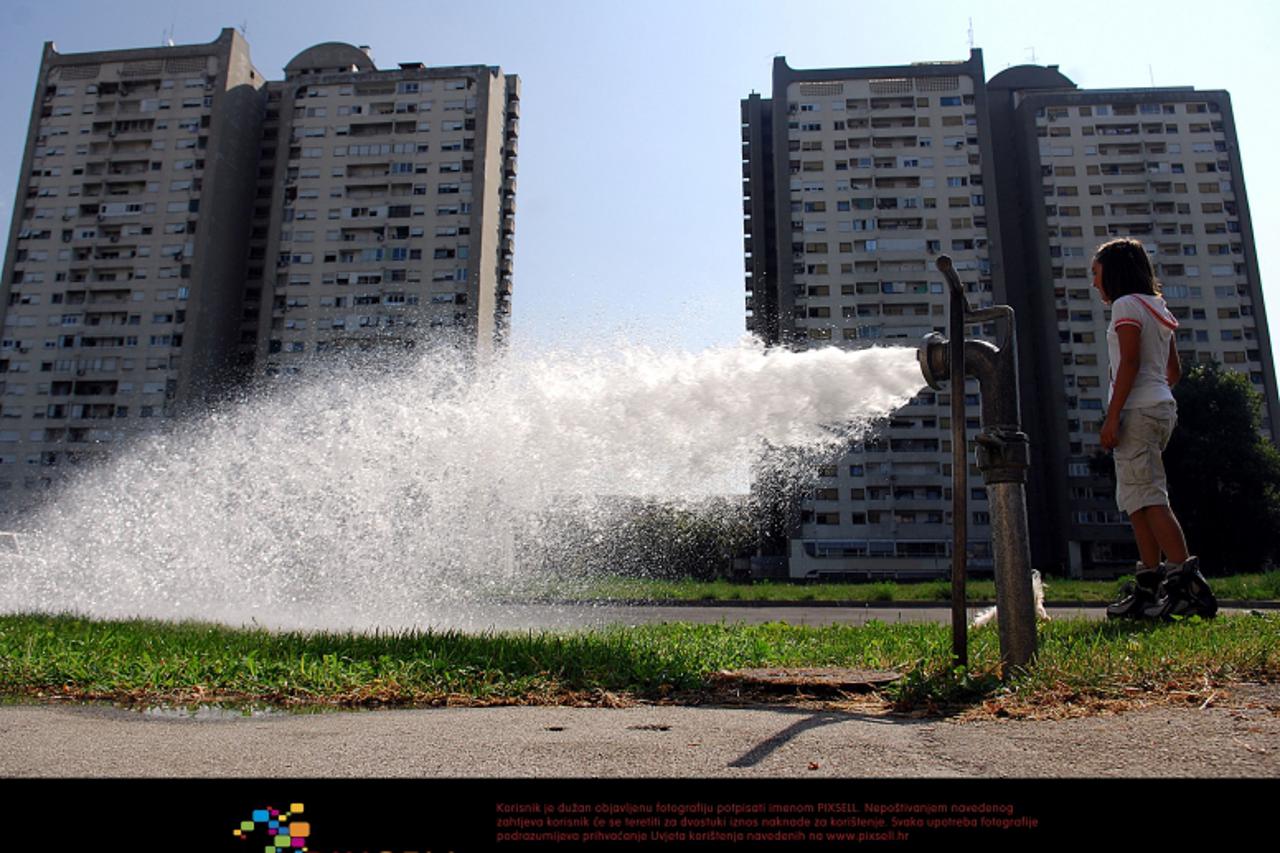 '12.08.2009., Zagreb - Pustanje vode radi odrzavanja vododovodnog sistema u Ulici Ladislava Stritofa.  Photo: Zeljko Hladika/Vecernji list'