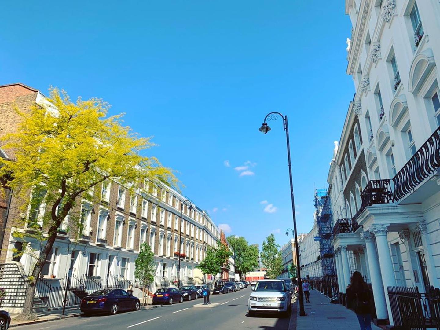 London, koji je inače poznat po kiši i sivilu, danas se također može pohvaliti suncem i lijepim vremenom te prosječnom temperaturom od oko 17 stupnjeva Celzijevih.