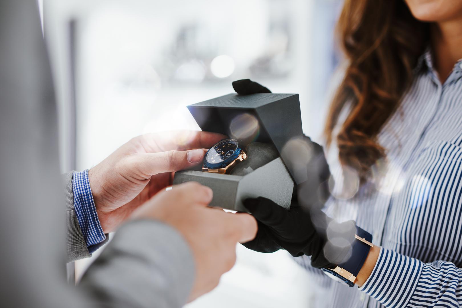 Jarac - kvalitetan i dugotrajan: Jarčevi vole praktične i ozbiljne poklone. Sat, poslovni dodatak, kvalitetna torba ili nešto što ima “vrijednost” kroz vrijeme – manje kiča, više klase.