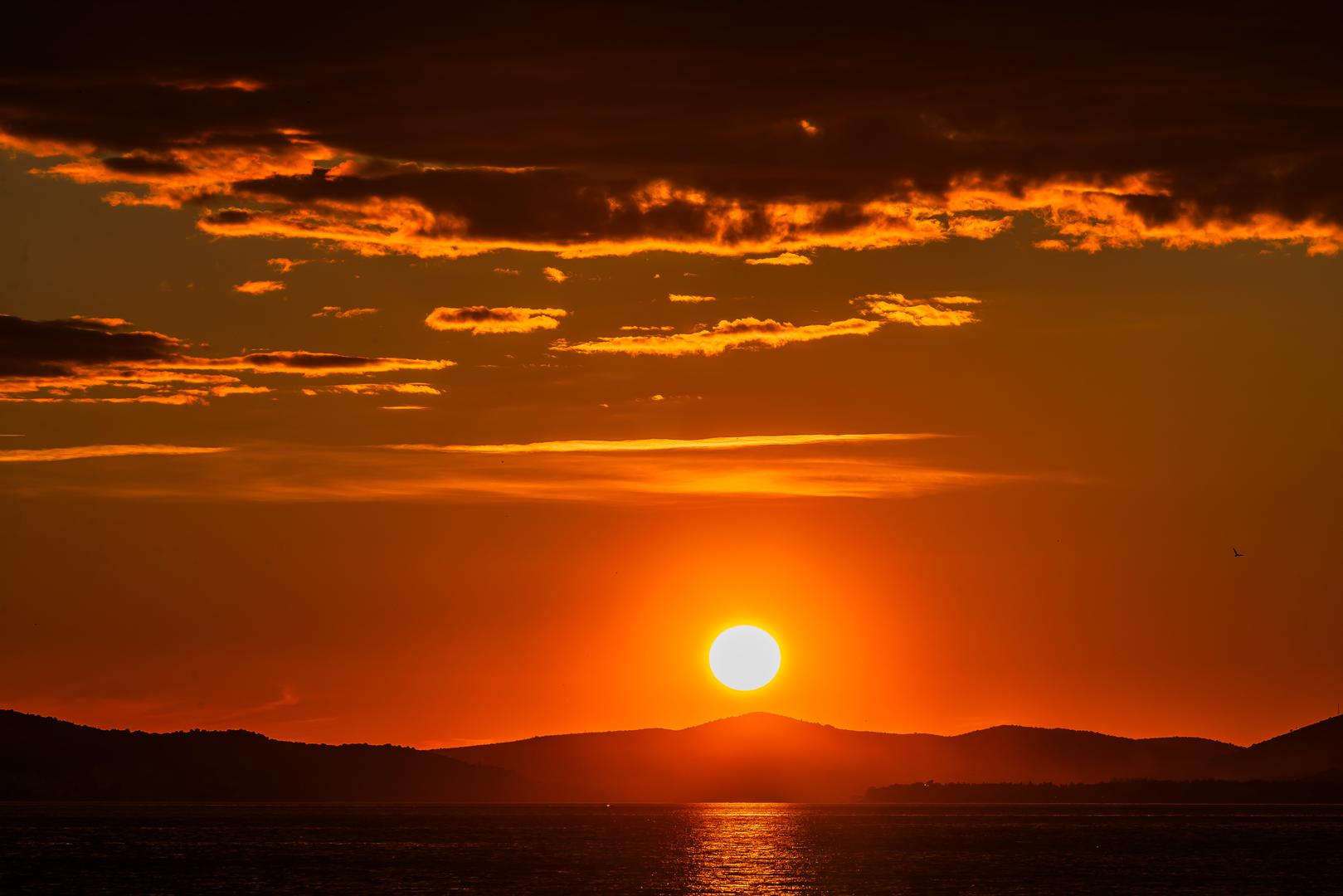 Fotografije prikazuju prekrasan zalazak sunca na najvećem zaljevu srednje Dalmacije. 