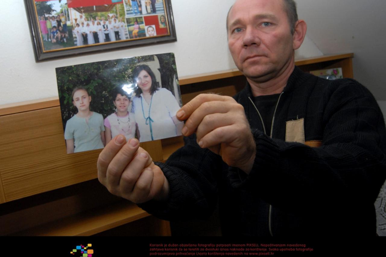 '04.11.2011., Tovarnik - Samohrani otac Eugen Slancek je ocajan jer mu je socijalna sluzba oduzela 14-godisnju kcer i udomila je u nekoj obitelji. Razlog za to je sto nema stalna primanja iako se trud