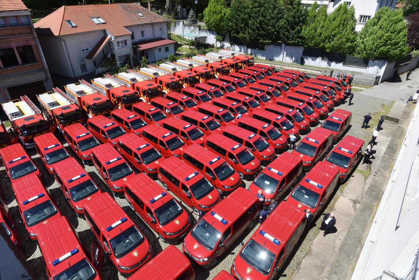 04.05.2021., Zagreb - U sklopu obiljezavanja Dana vatrogastva, odrzana je svecana primopredaja 75 kombi te 15 interventnih vatrogasnih vozila. Dodjeli su prisustvovalii predsjednik Vlade Andrej Plenkovic sa suradnicimai, glavni vatrogasni zapovjednik Slavko Tucakovic, te predstavnici vatrogasnih organizacija koje su dobile vatrogasna vozila.
Photo: Davorin Visnjic/PIXSELL