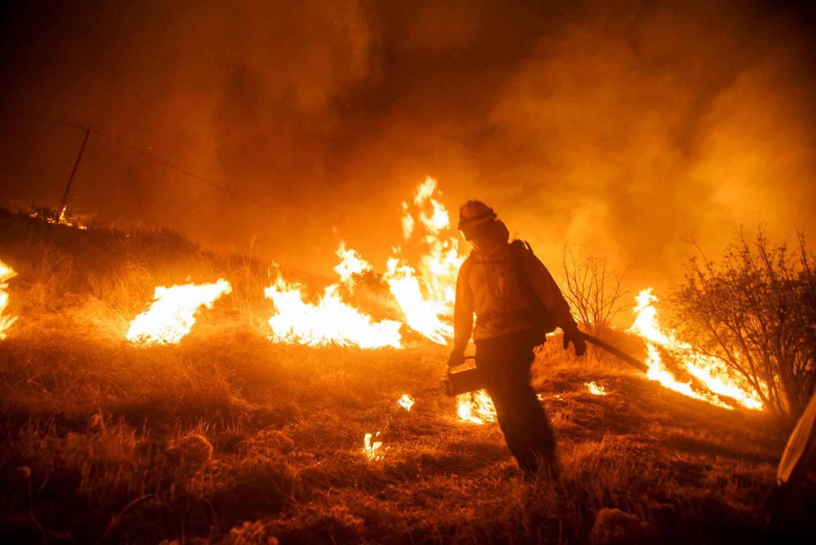 A firefighter battles the Hughes Fire near Castaic Lake, north of Santa Clarita, California, U.S. January 22, 2025.  REUTERS/Ringo Chiu Photo: RINGO CHIU/REUTERS