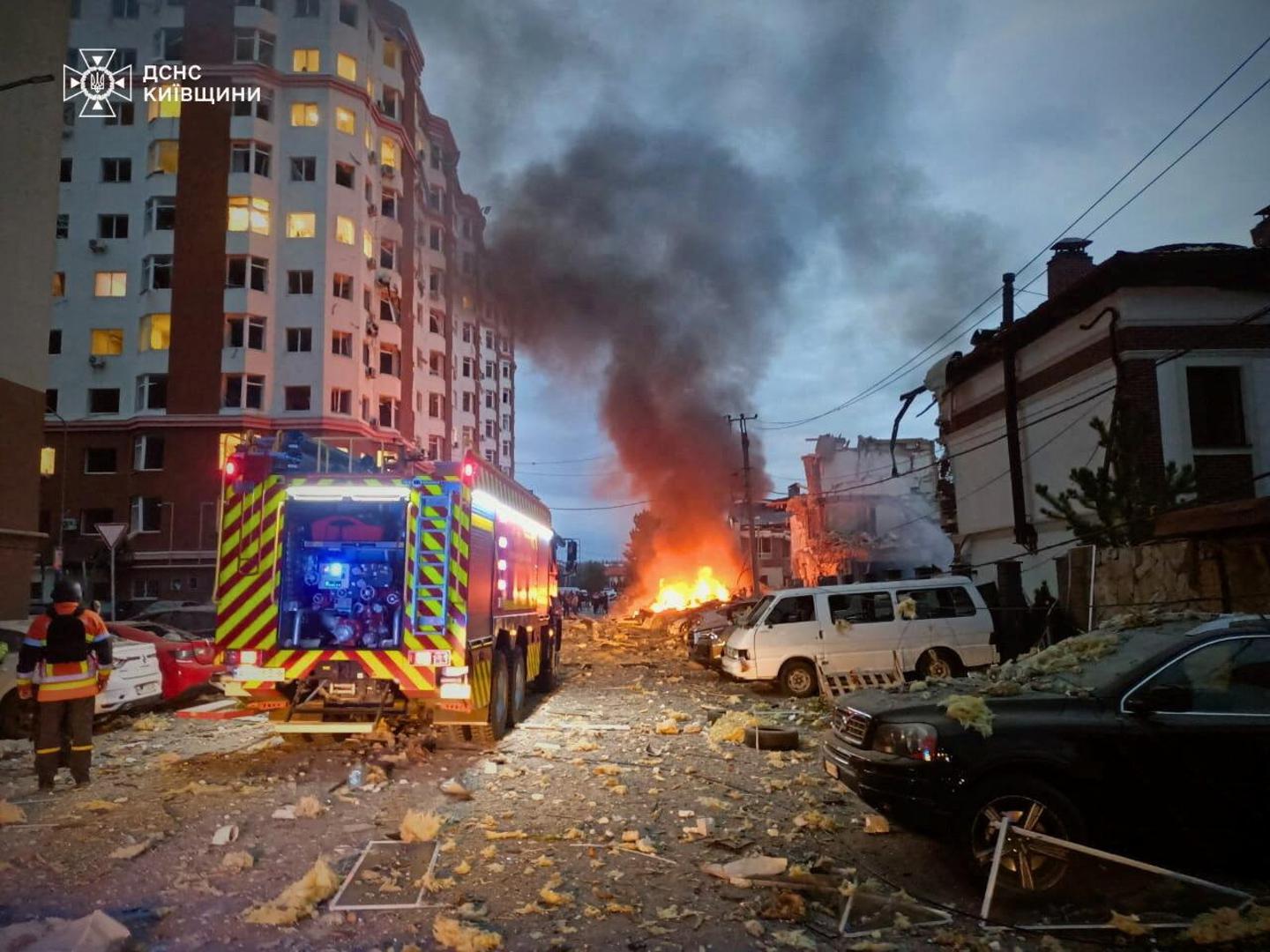 
Ukrajinski predsjednik Volodimir Zelenskij rekao je da je napad trajao duže od 12 sati te je značajno oštetio kardiološku kliniku, tvornice i stambene zgrade.