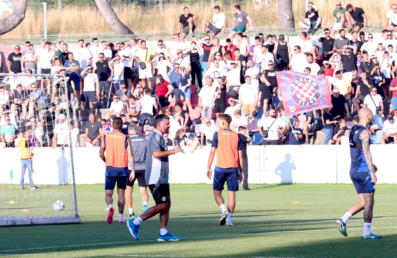 Dobro ispunjene tribine pomoćnog igrališta uz pjesmu su pozdravile igrače. Orilo se "hoćemo titulu" i "samo jednu želju imam", a igrači su vidno ohrabeni velikom potporom odradili trening po vrućem i sparnom vremenu