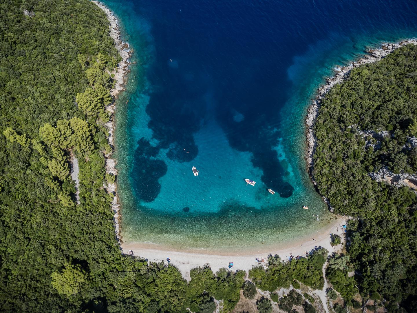 Iz uvale se pruža prekrasan pogled na Pelješki kanal. U blizini se nalazi špilja Samograd, jedna od najvažnijih prapovijesnih arheoloških nalazišta na otoku Korčuli. 