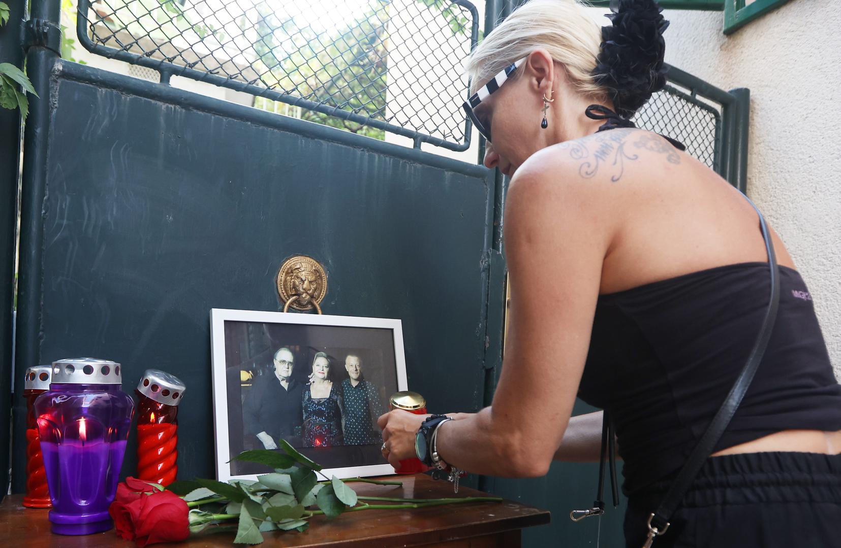 Brojni Šibenčani danas su došli u Teslinu ulicu ucentru Šibenika kako bi nakon smrti Gabi Novak odali počast obitelji Dedić. Podsjetimo, Arsen Dedić napustio nas je prije 10 godina, Matija prije dva mjeseca, a Gabi jučer. 