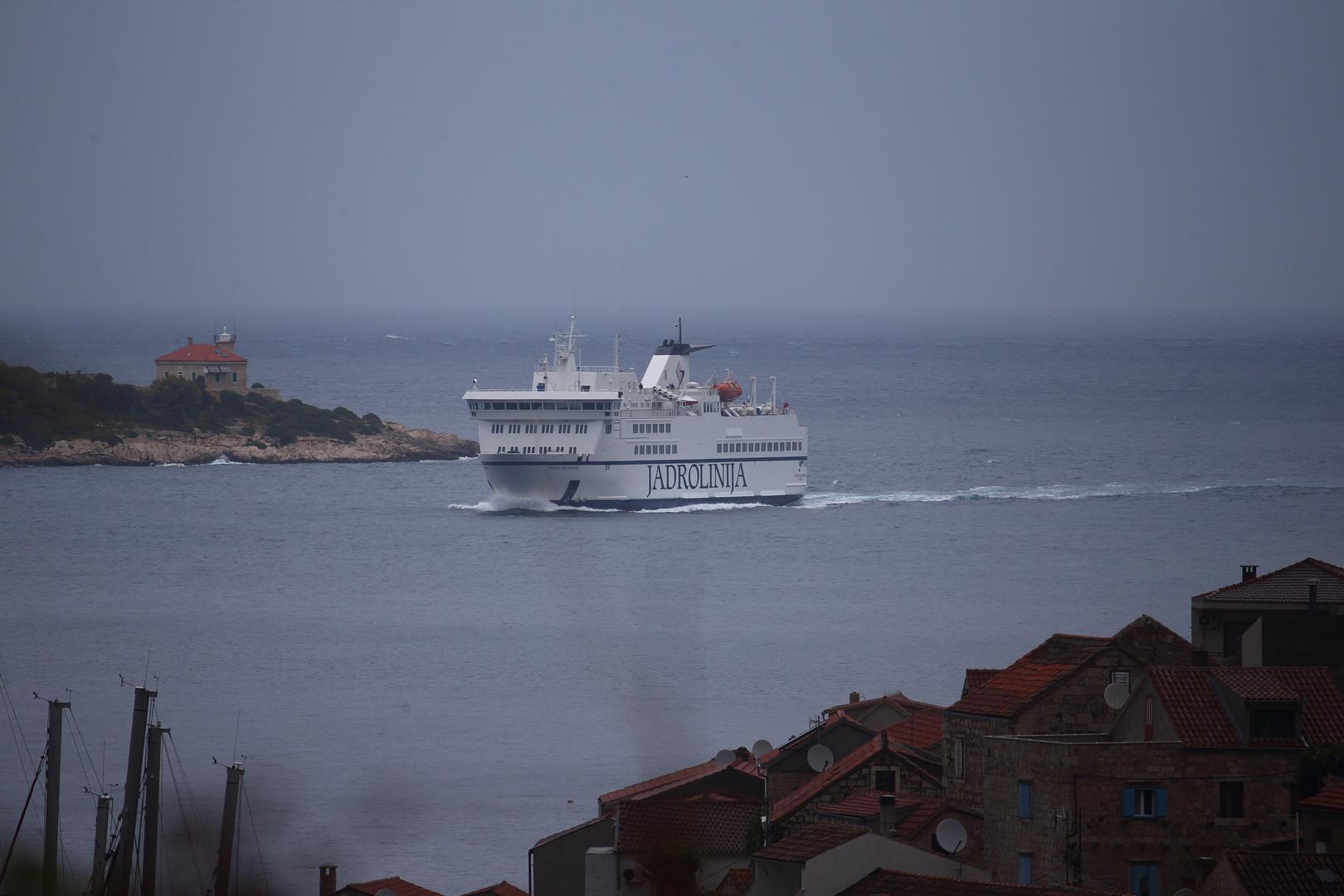 Grad Vis na istoimenom otoku potopljen je zbog jakog nevremena praćenog kišom koja ne prestaje padati.