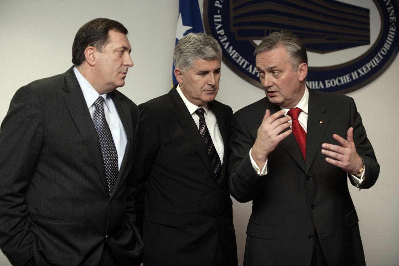 'bih...sarajevo...postignut dogovor o formiranju vlasti na drzavnoj razini...Mirorad Dodik, Dragan Covic i Zlatko Lagumdzija'