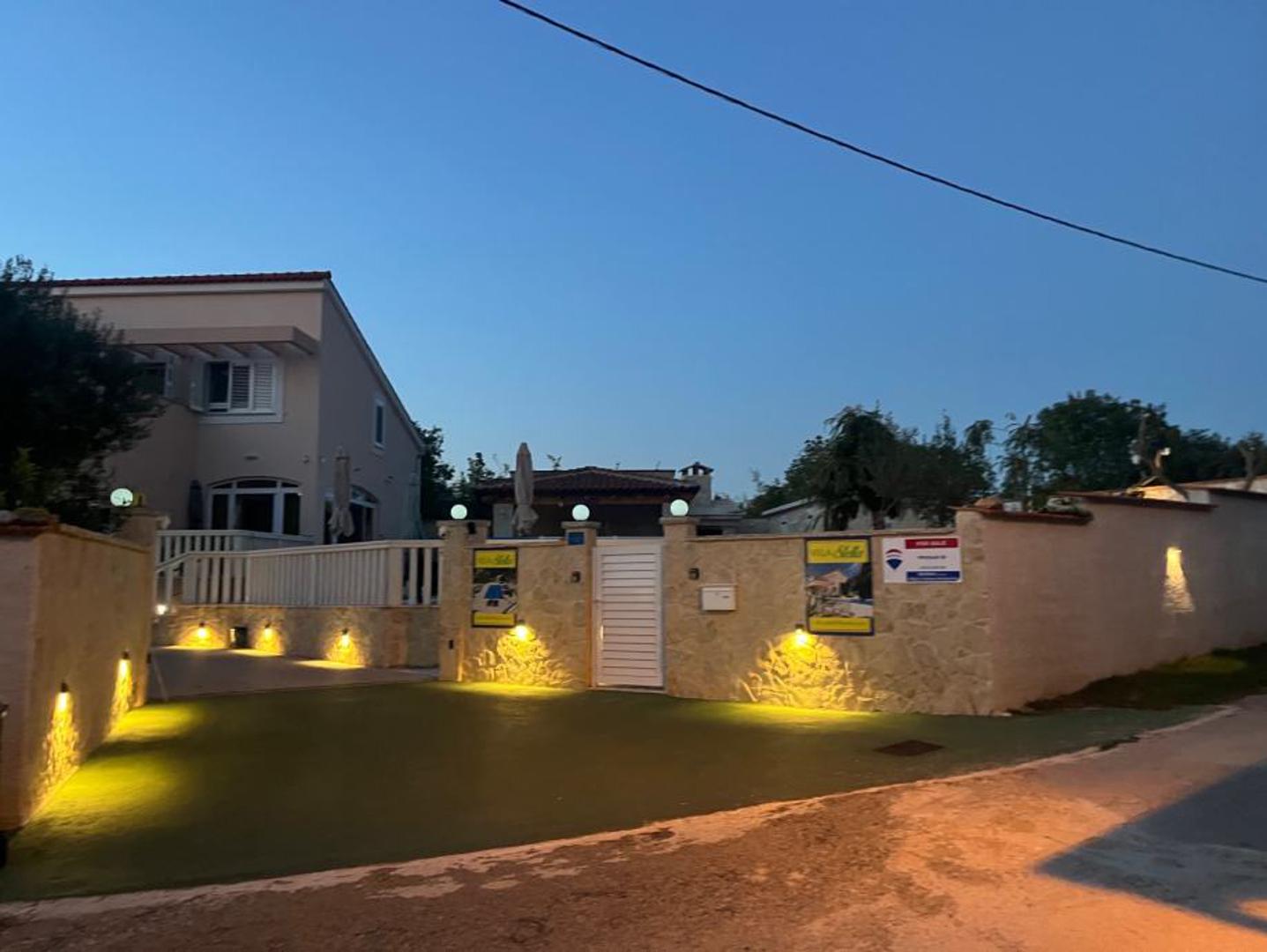 Kuća se nalazi osam kilometara zračne linije od mora, što omogućuje miran boravak u zaleđu Vodica, a opet brzu dostupnost obali i plažama. Prodaje se po posebno sniženoj cijeni od 599.999 eura, što je znatno manje od ranije traženih 829.900 eura. 