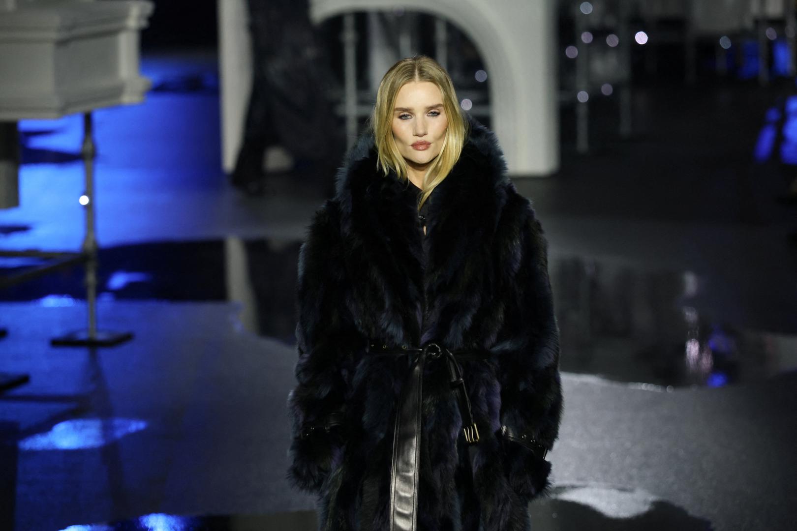 Manekenka Rosie Huntington-Whiteley potaknula je raspravu na internetu nakon što je video jednog njezinog nedavnog intervjua postao viralan. Snimka 38-godišnje britanske ljepotice kako razgovara s glavnom urednicom Vogue Australia Christine Centenera na događaju Vogue Forces of Fashion brzo je izazvala val reakcija obožavatelja koji su propitivali njezin izgled.