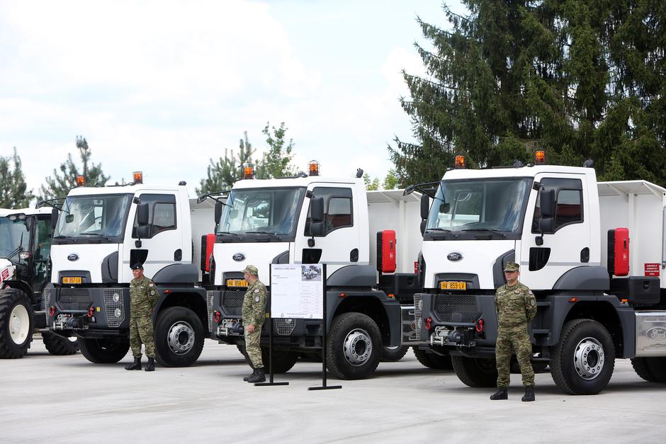 U vojarni "Kamensko" održana je predaja donacije Vlade SAD-a Hrvatskoj kopnenoj vojsci
