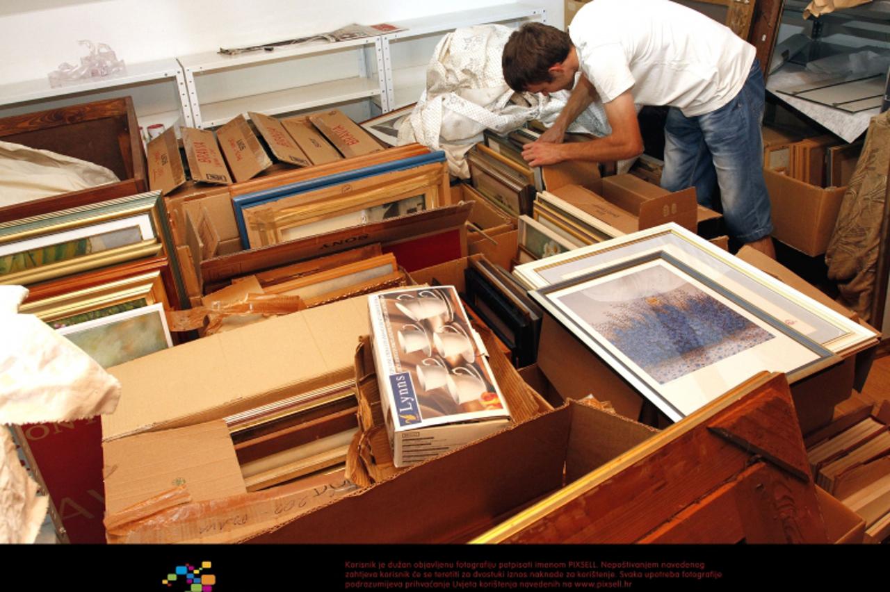 '23.08.2012., Prelog - Zbirka s 250 djela Ivana Lackovica Croate ceka galeriju.   Photo: Vjeran Zganec-Rogulja/PIXSEL'