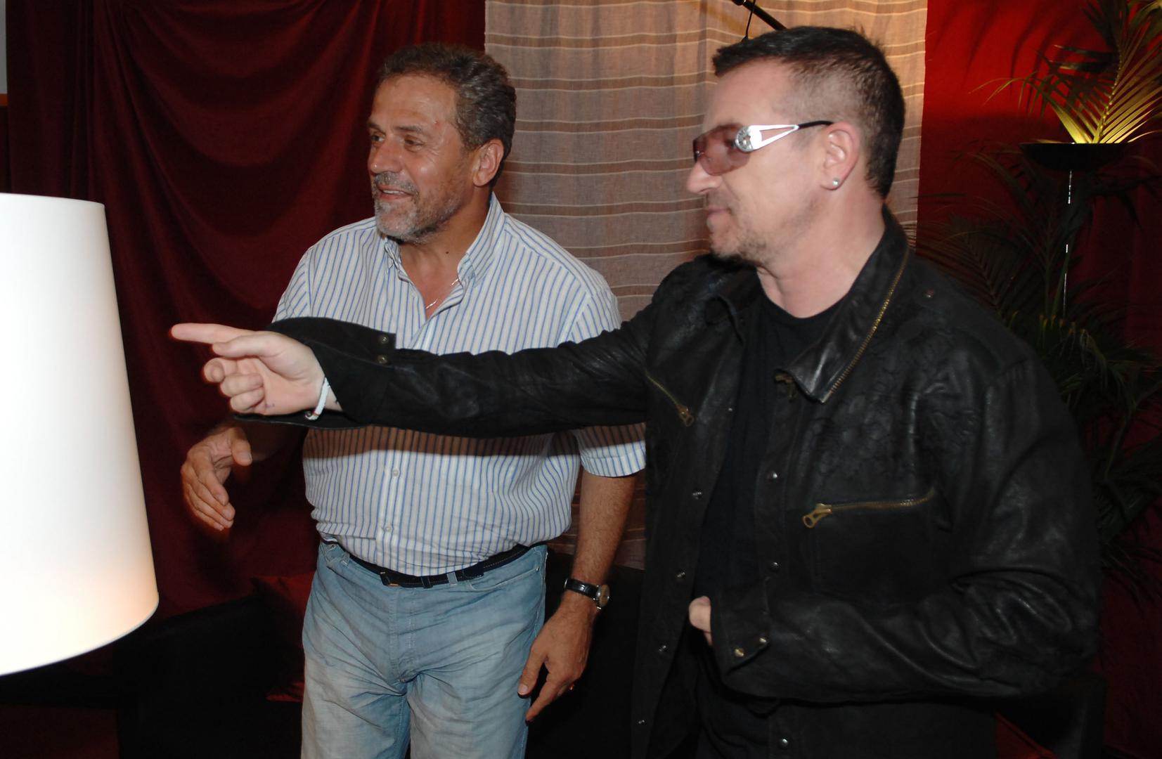 Tim povodom dečke iz U2-a primio je i gradonačelnik Milan Bandić koji je tada pjevaču Bonu Voxu i njegovom bendu uručio Plakete grada Zagreba zbog humanitarnog rada i mirotvornih  nastojanja diljem svijeta.