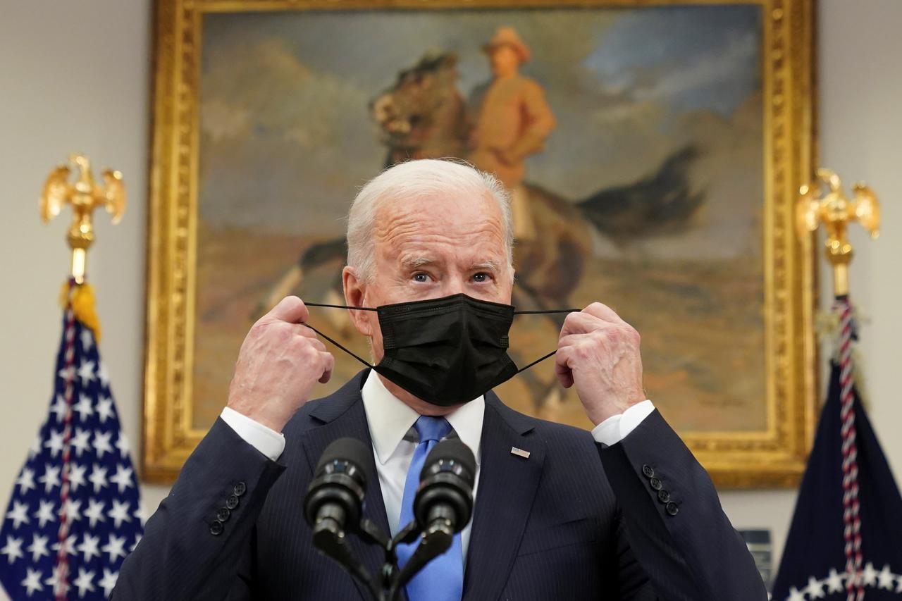 Joe Biden skida masku