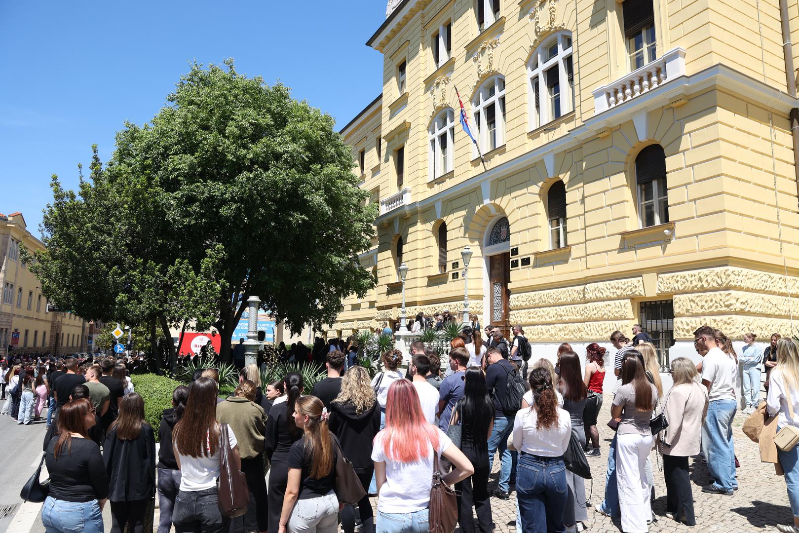 Tihi skupovi održani su i u Zadru te Šibeniku, gdje su se građani okupili kako bi iskazali tugu, ali i poslali poruku da ovakvi zločini ne smiju ostati bez odgovora društva i institucija.

