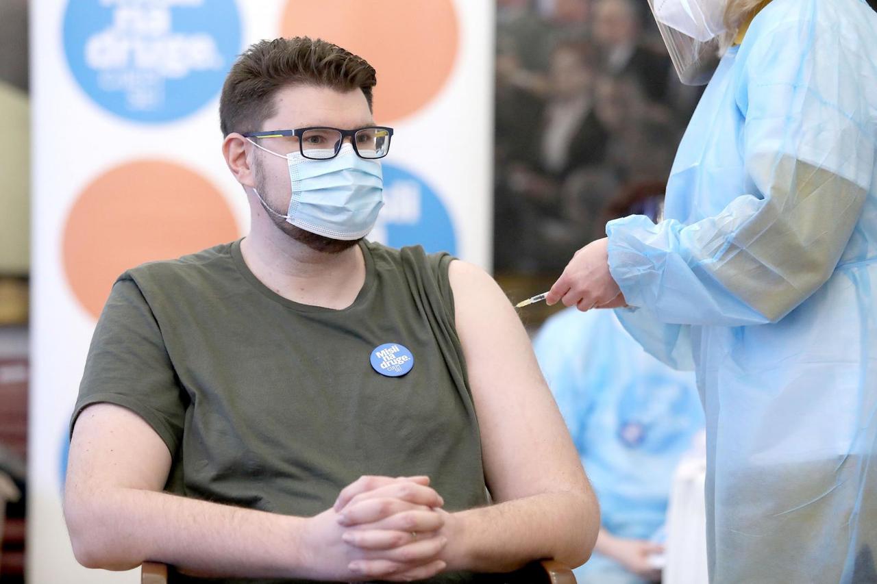 Zagreb: Saborski zastupnici cijepili se protiv covida-19