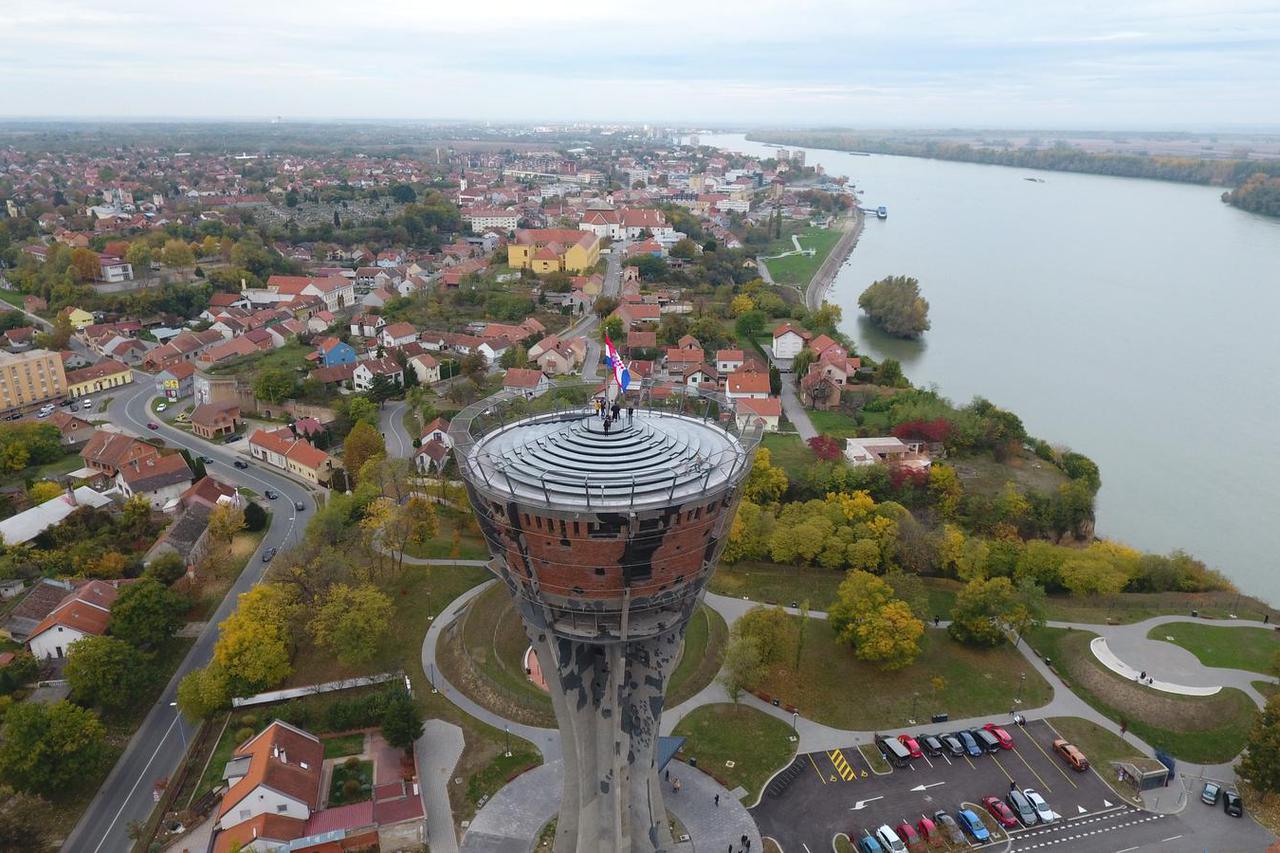 Pogled iz zraka na vodotoranj - simbol Vukovara