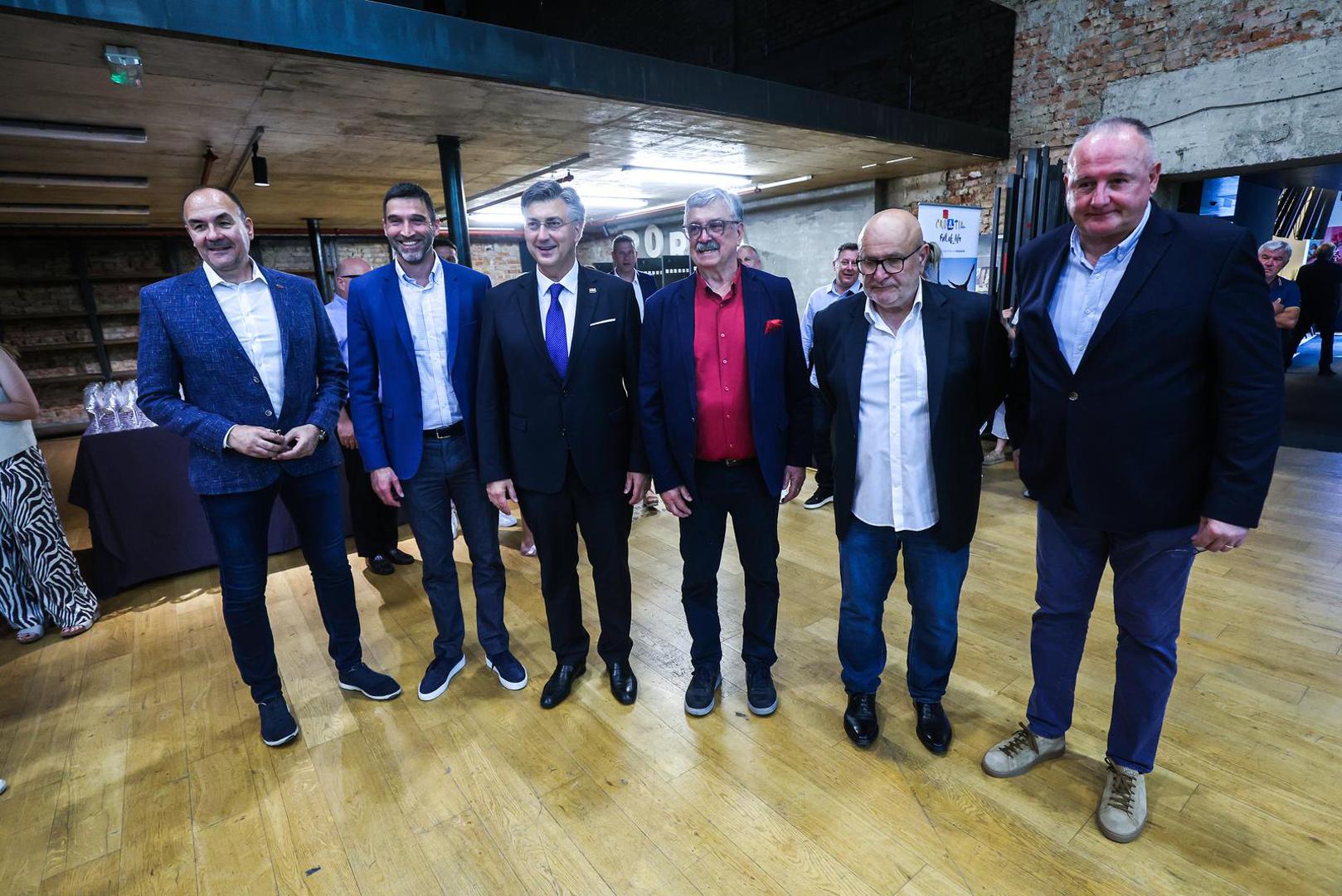 Naime, stresan posao premijeru je pomogao doći do 123 kilograma, a upravo se o njegovom fizičkom izgledu često govorilo. Njegova transformacija posebno se istaknula ovih dana na raznim događanjima, baš kao što su se moglo čuti i da mu ova figura odlično stoji te da odijelo više nije napeto kao u svibnju.