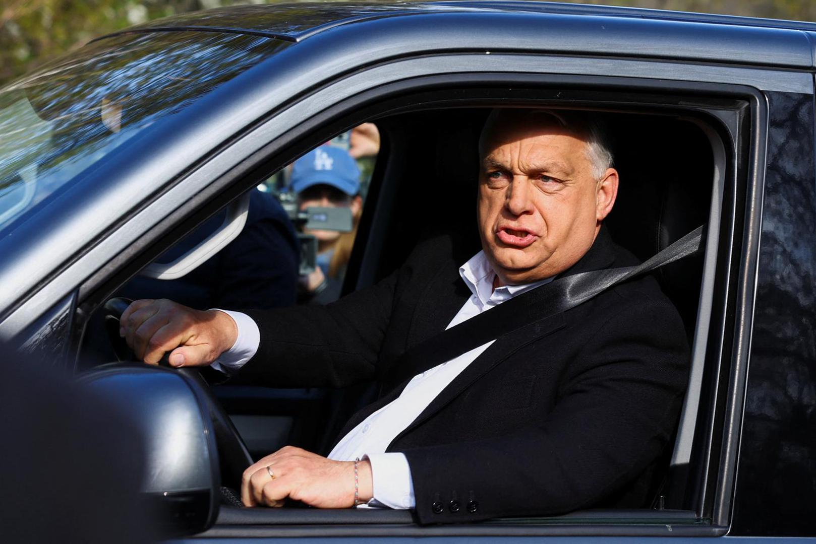 Situacija za obitelj se poboljšala 1970-ih i 1980-ih kada je njegov otac stekao sveučilišnu diplomu i napredovao, prenosi ECPS navode autora Paula Lendvaia. 

