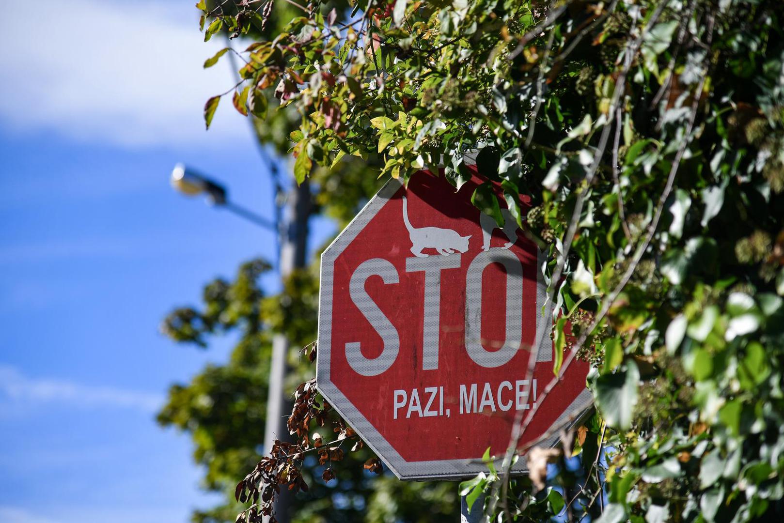 Neobičan prometni znak pojavio se na zagrebačkoj Šalati.