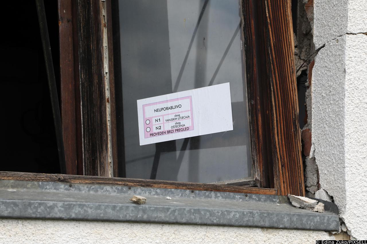 Glina: Imaju novac za nove kuće, ali ne mogu graditi dok im država ne sruši stare kuće