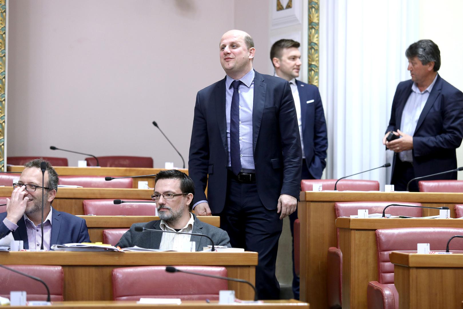 Zastupnik SDSS-a Milorad Pupovac upozorio je da dio zastupnika prima prijetnje zbog podrške Istanbulskoj konvenciji. Nakon njegova izlaganja Ivan Ćelić iz HDZ-a počeo je dobacivati.
- Što je ovo, sram vas bilo! Je li ovo demokracija?