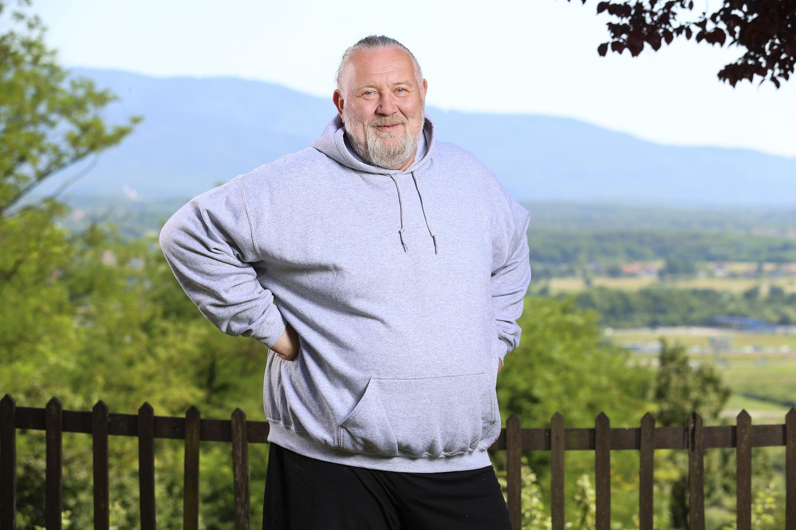 Za sebe kaže da je veseljak, hedonist, druželjubiv i tolerantan - osobine koje mu pomažu da uvijek pronađe razlog za smijeh i dobru atmosferu, čak i u teškim trenucima. Sada je odlučio svoju životnu energiju usmjeriti na ono najvažnije - zdravlje i promjenu. „Nema više odgađanja“, odlučno poručuje.