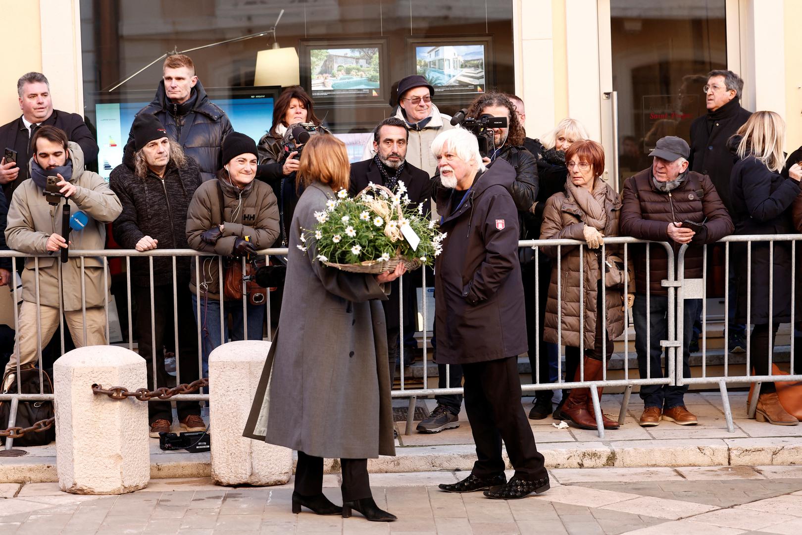 Počast će slavnoj BB moći dati i lokalno stanovništvo, kao i njezini obožavatelji, u području Pre des Pecheurs smještenom u staroj gradskoj četvrti La Ponche, povijesnom središtu bivšega ribarskog sela.