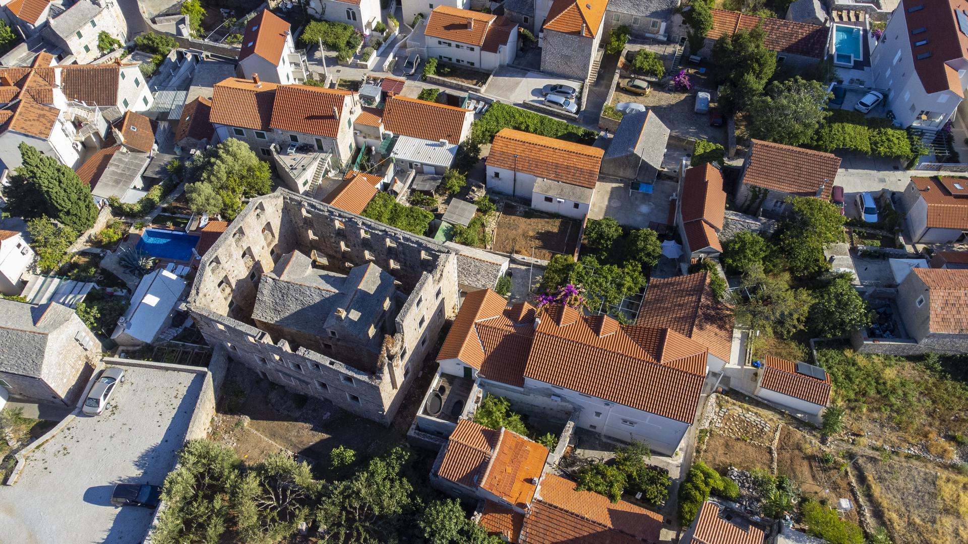 Hrvatska je prepuna neobičnih građevina, skrivenih priča i povijesnih zanimljivosti koje desetljećima privlače znatiželjnike. 