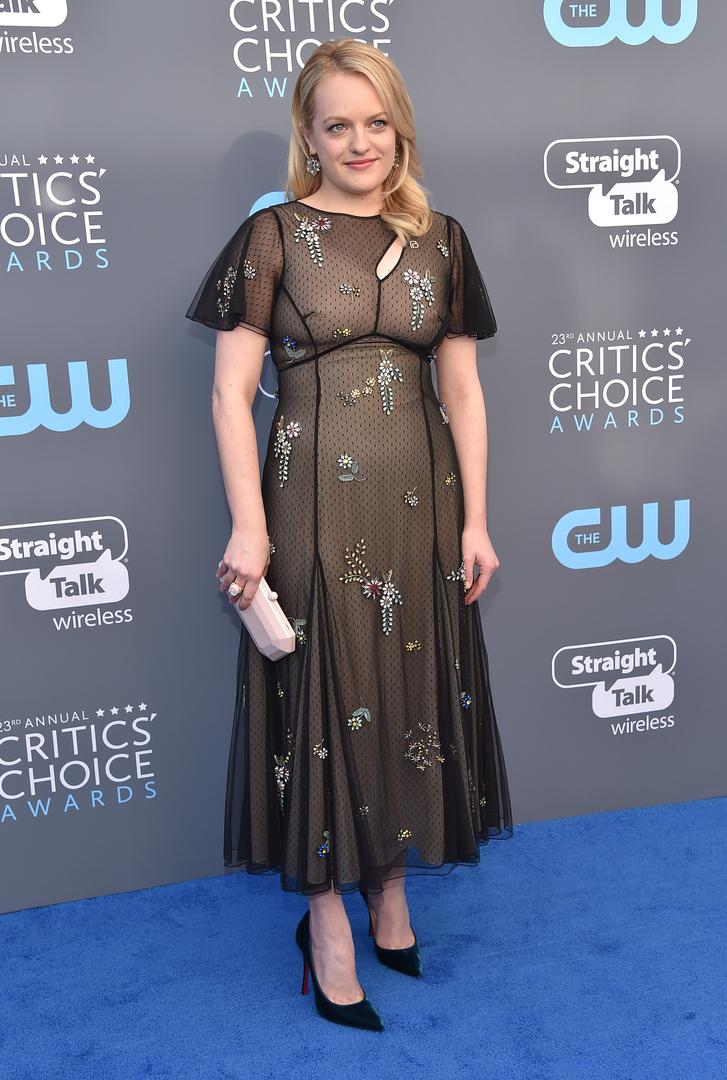 Elisabeth Moss, zvijezda serije "Sluškinjina priča" odabrala jednostavnu haljinu koja baš i ne pristaje njenoj figuri pa se našla na većini lista najgore odjevenih dama na ovoj dodjeli. 