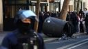 Jezive scene s prosvjeda u Francuskoj: Učenik (15) podigao policijsku granatu pa ostao bez šake