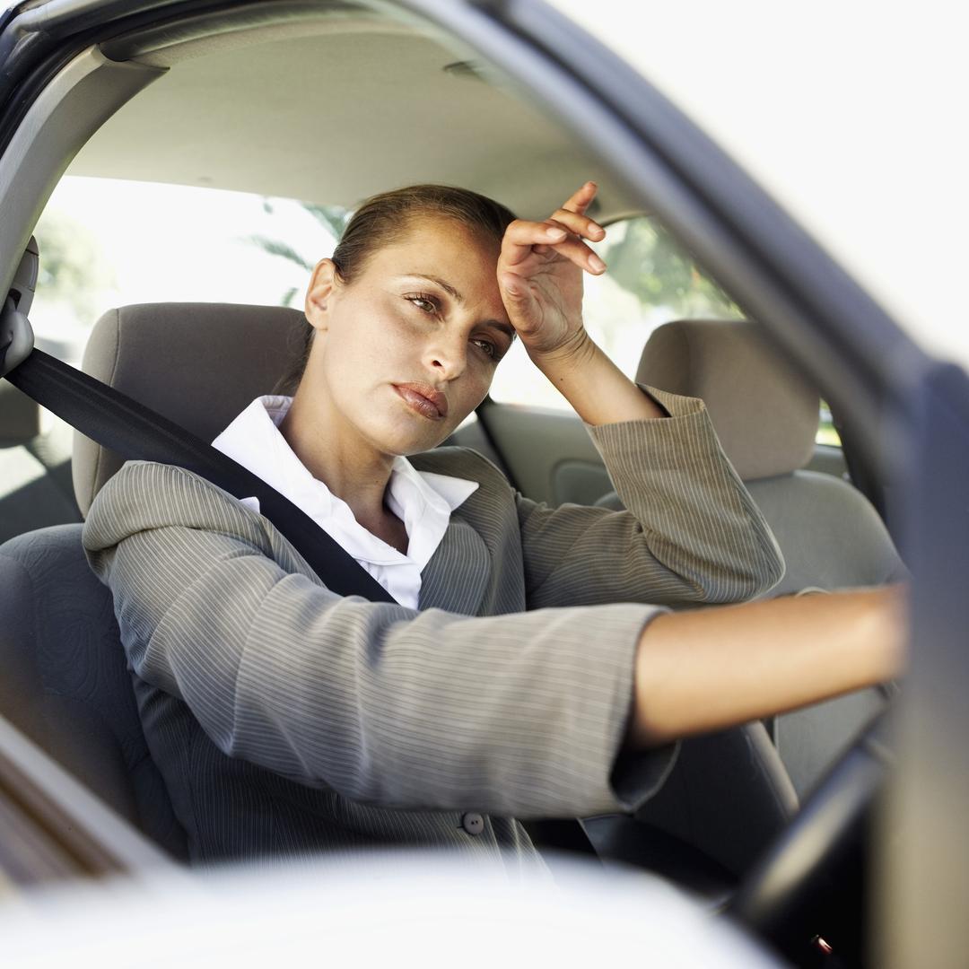 Ako ste u sivom imate osjećaj da će na nekom događaju svi gledati u vas što vam čini neugodu. Siva boja je blaga, a nimalo konzervativna, elegantna i pomalo provokativna.