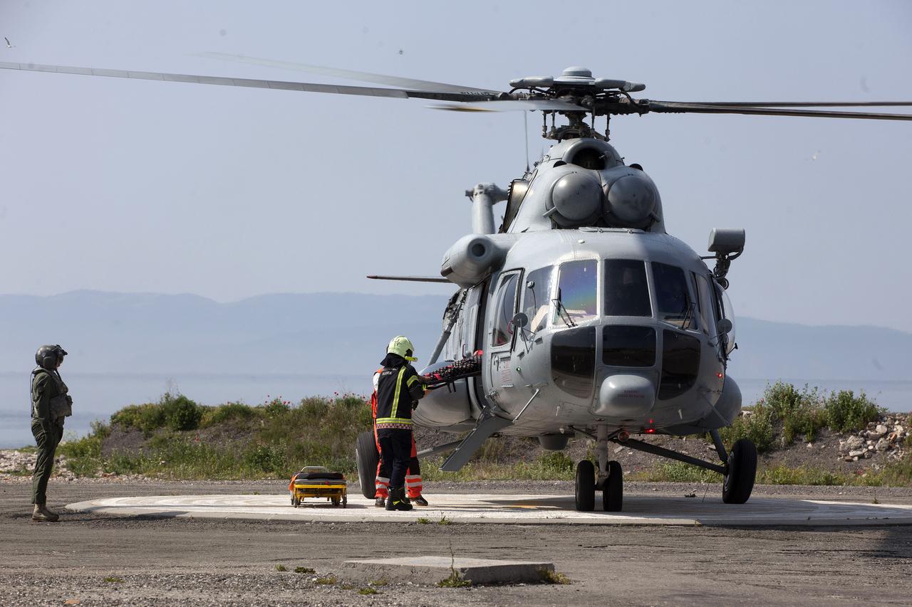 Rijeka: Prijevoz unesrećene osobe vojnim helikopterom
