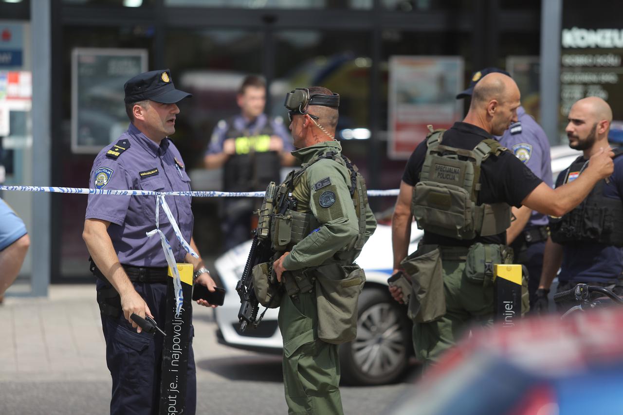 Dvojica razbojnika upala u banku na Črnomercu, policajac ulovio pljačkaša