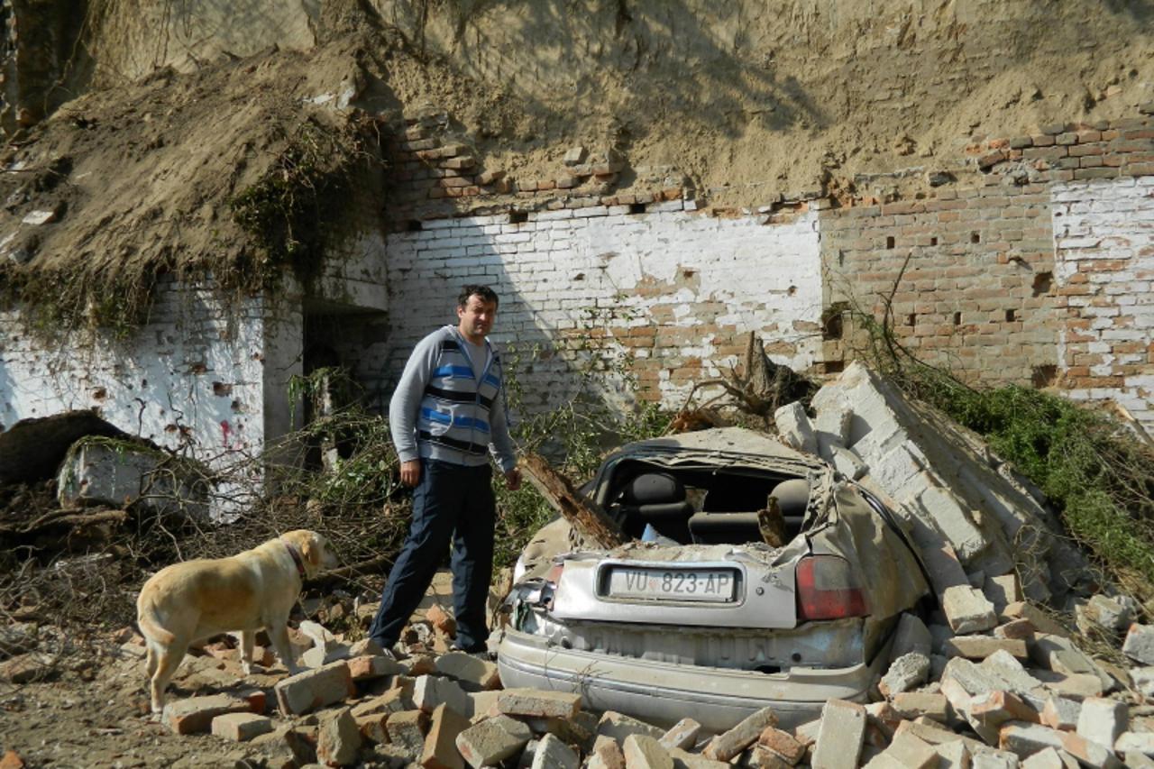 Vukovarcu je automobil potpuno uništen nakon što se na njega srušio zid