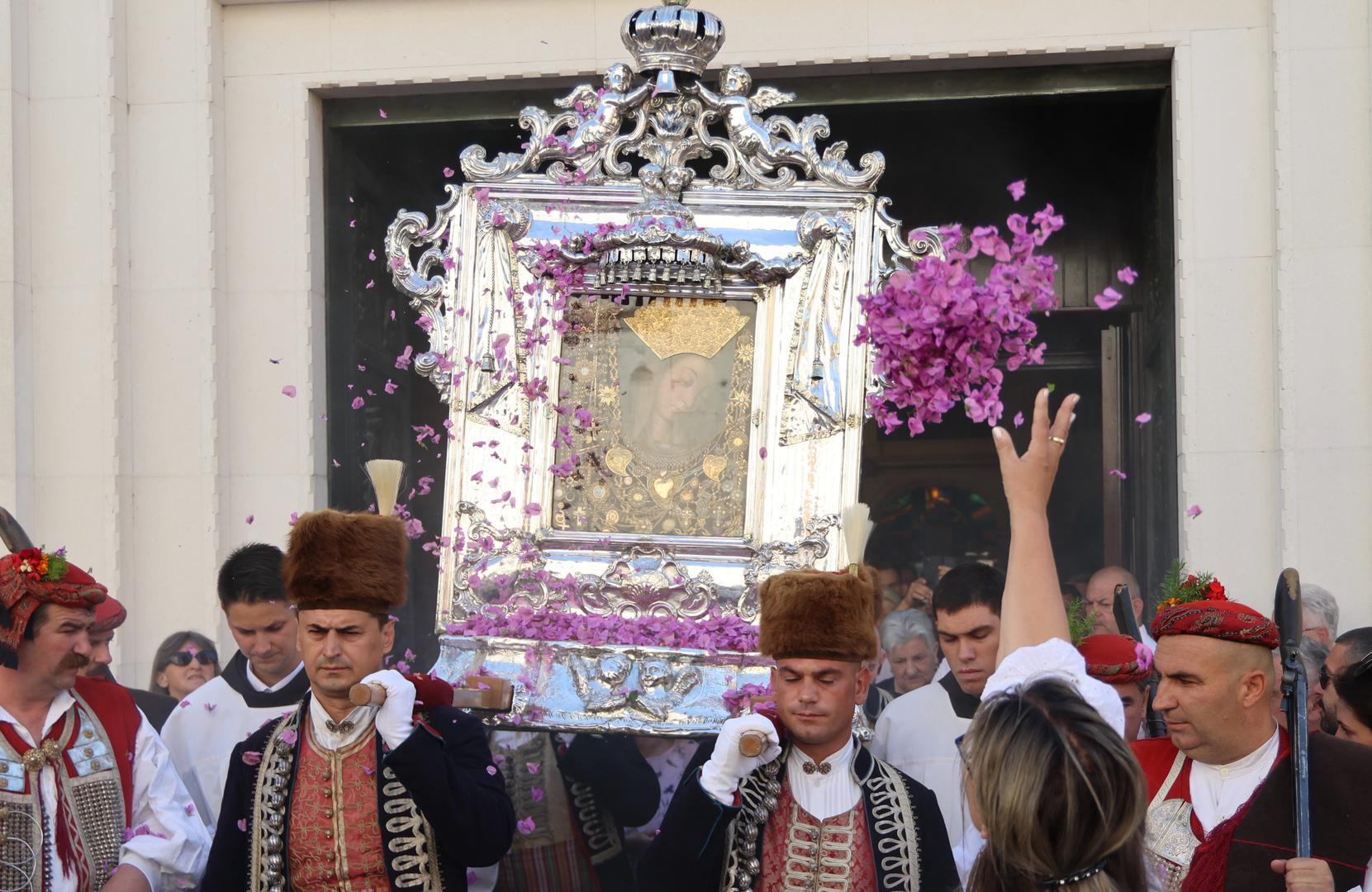 Tijekom cjelodnevnih blagdanskih svečanosti u sklopu kojih se od jutarnjih do večernjih sati služi deset misa, u Sinju se, prema procjenama policije, očekuje i do 100 tisuća vjernika.
