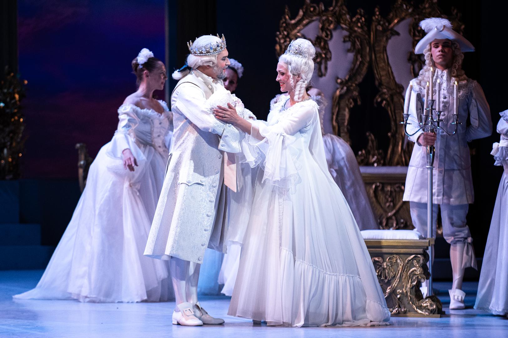 Nova produkcija “Trnoružice” Čajkovskog u koreografiji Paula Chalmera, koja donosi suvremeno oblikovanu, vizualno raskošnu interpretaciju jednoga od temeljnih djela klasičnoga baletnog repertoara, premijerno je izvedena u petak, 10. travnja u zagrebačkom HNK