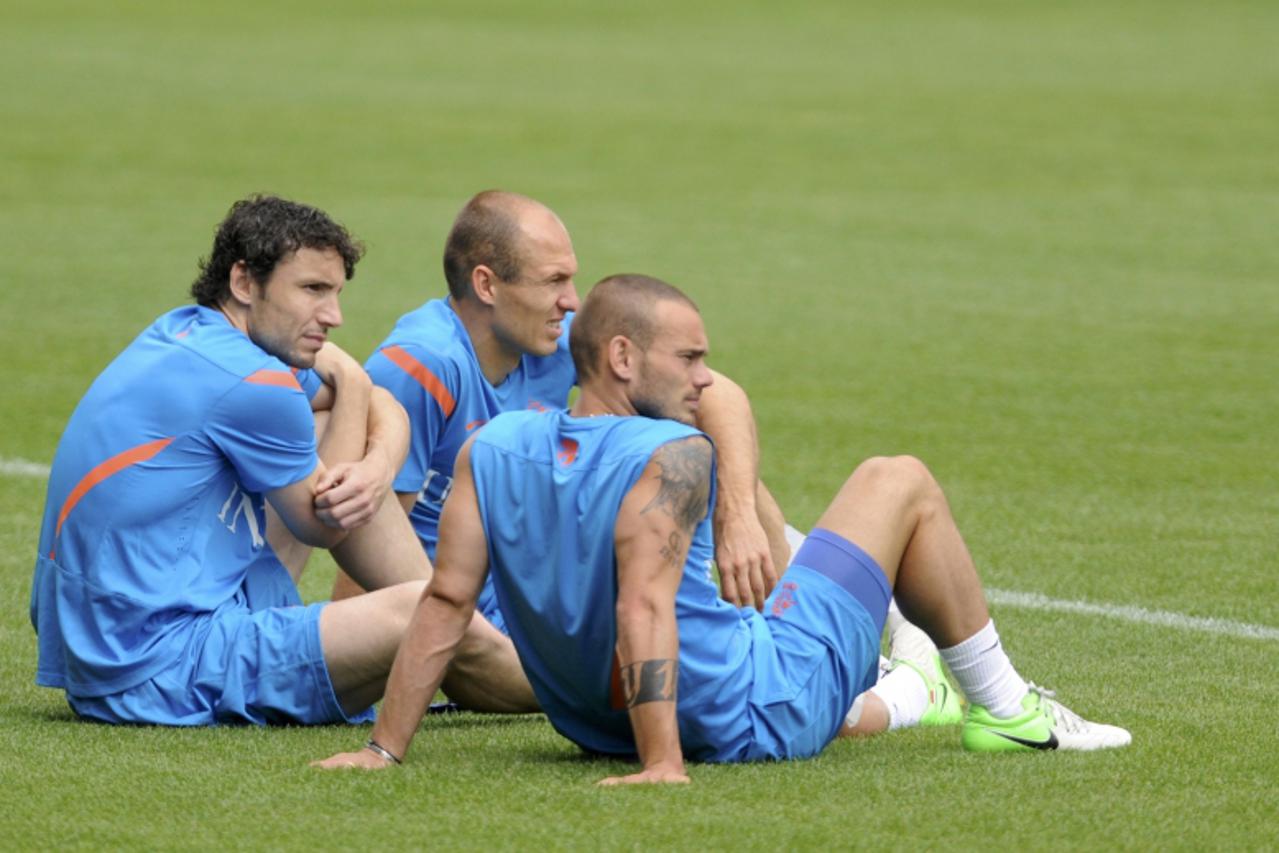 'Netherlands\' soccer players Mark van Bommel, Arjen Robben and Wesley Sneijder attend a training session during Euro 2012 at Wisla stadium in Krakow, June 10, 2012.     REUTERS/Pawel Ulatowski (POLAN