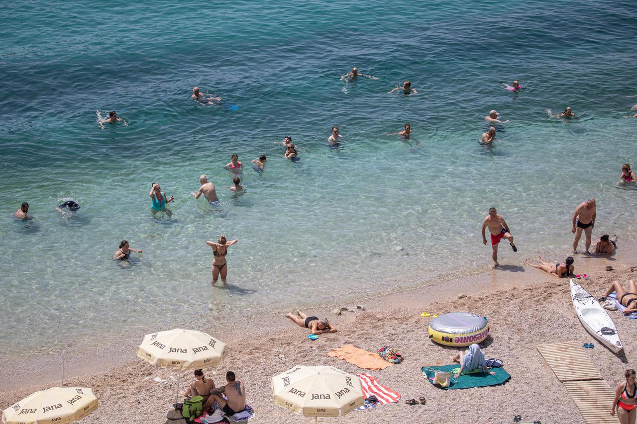 Dubrovnik: Popularna dubrovačka gradska plaža Banje puna je turista