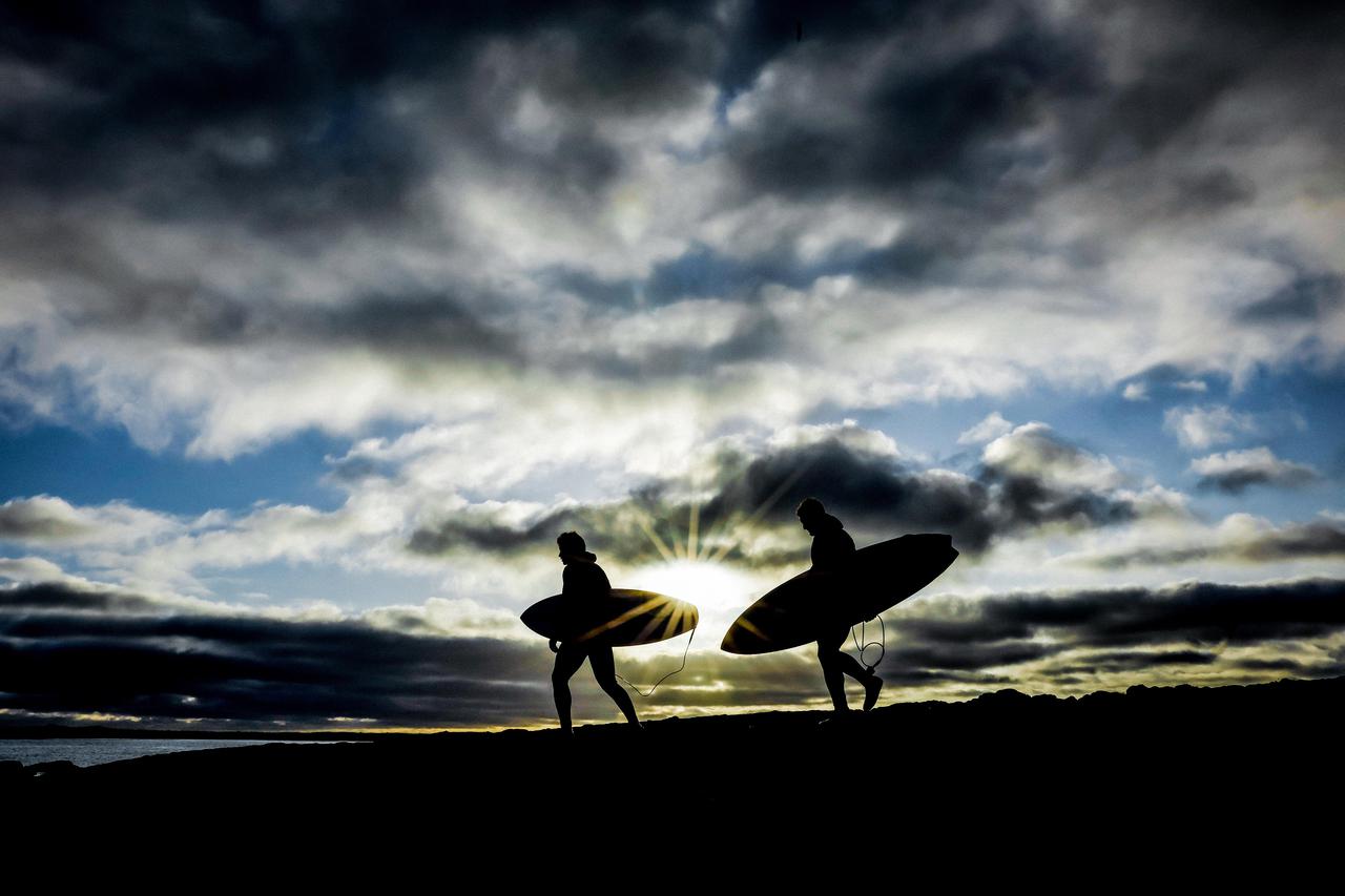 THEMENBILD, Surfen in Island