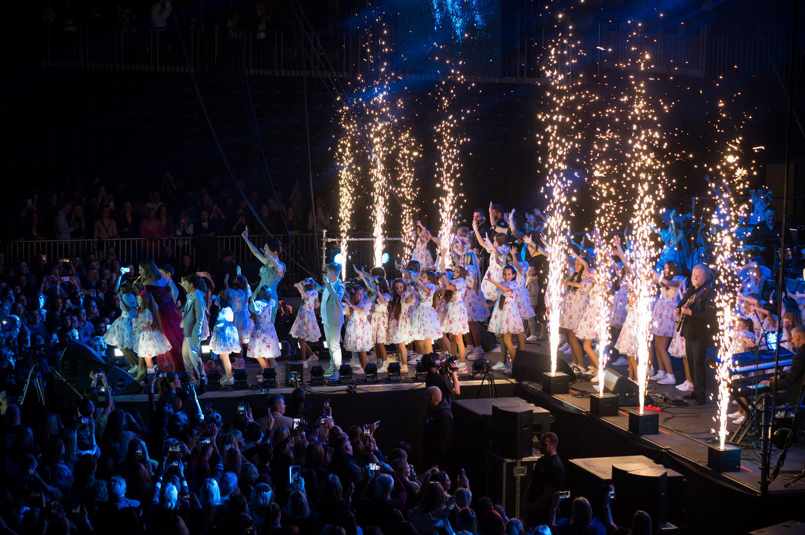 Hvala što ste odabrali večeras biti upravo ovdje - to mi je beskrajno važno i zato vam sto puta hvala što sam večeras to baš ja! Pjevajte punim srcem s nama jer to je ono što ste mi donijeli na dar.