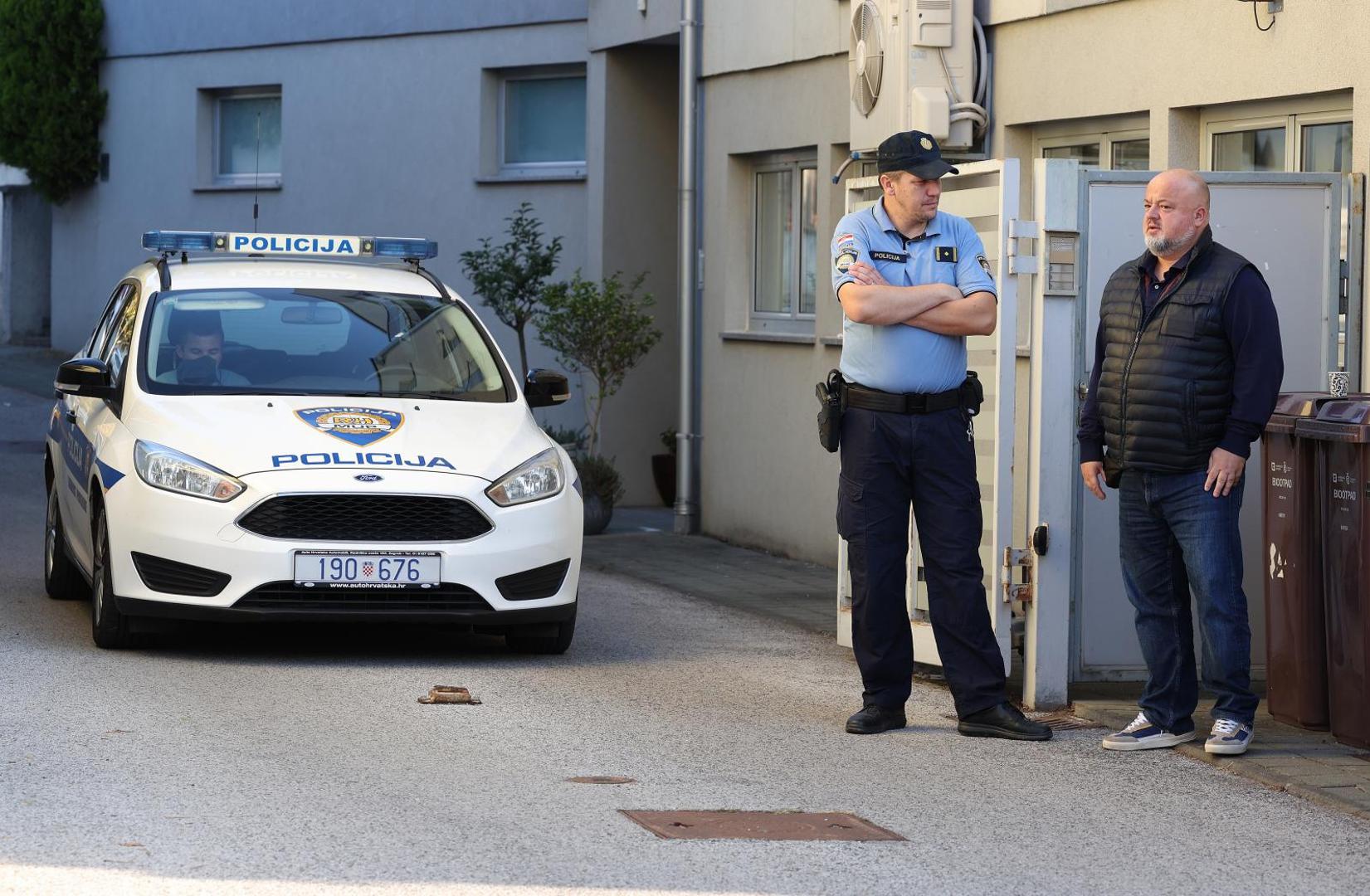 25.09.2021., Zagreb - Policija obavlja ocevid ispred zgrade u Mlinovima, u kojoj je nocas ubijeno troje ljudi. Photo: Marko Prpic/PIXSELL