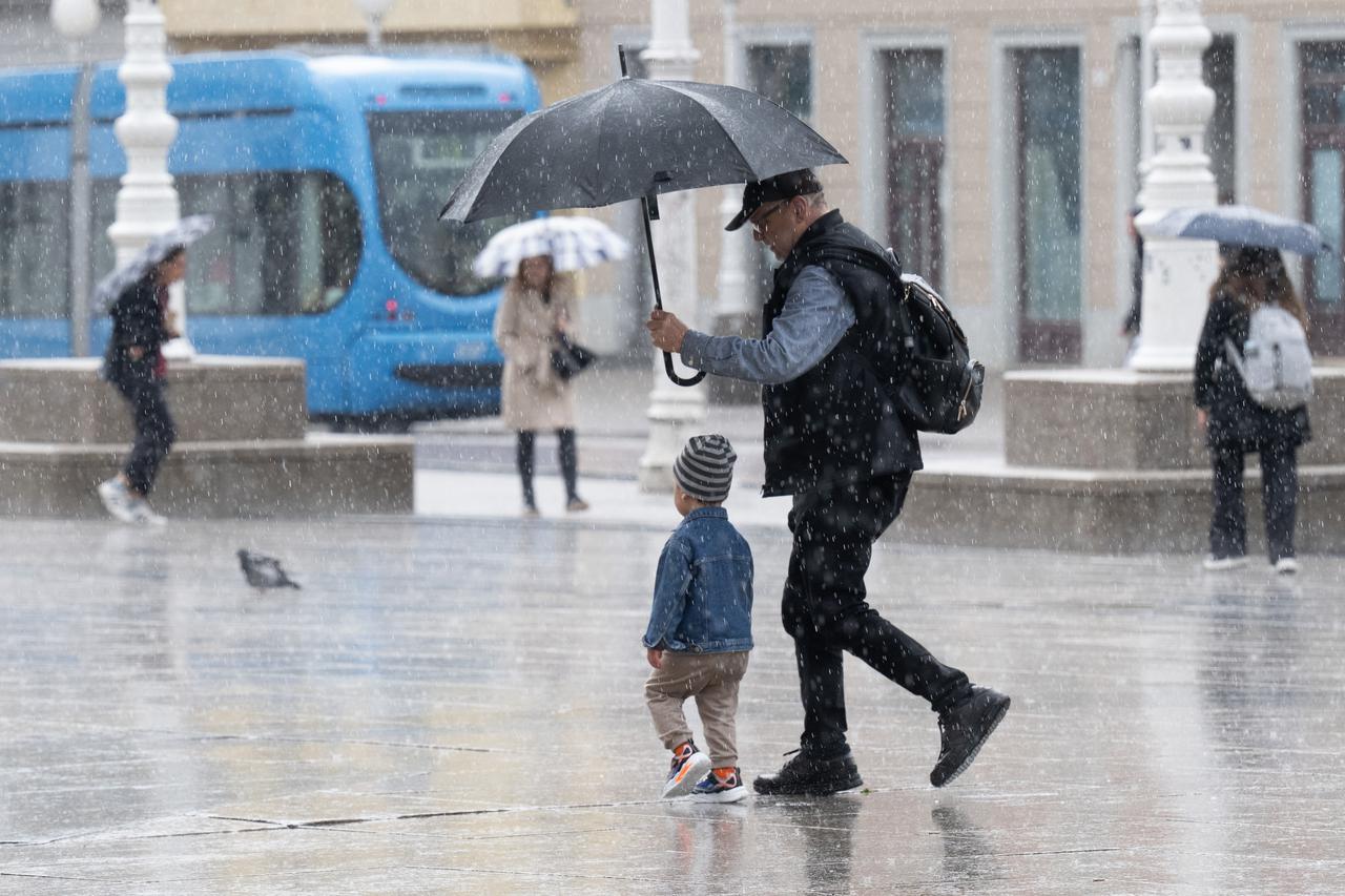 Zagreb: Kiša zatekla prolaznike na Trgu bana Jelačića