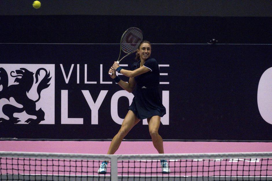 La joueuse de tennis croate Petra Martic élimine la Française Kristina Mladenovic (6-3, 3-6, 5-7) lors de l'Open "6ème Sens Immobilier Métropole" à Lyon