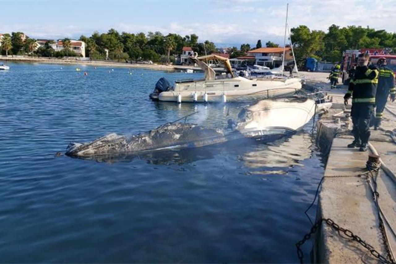 Požar na brodicama na otoku Viru