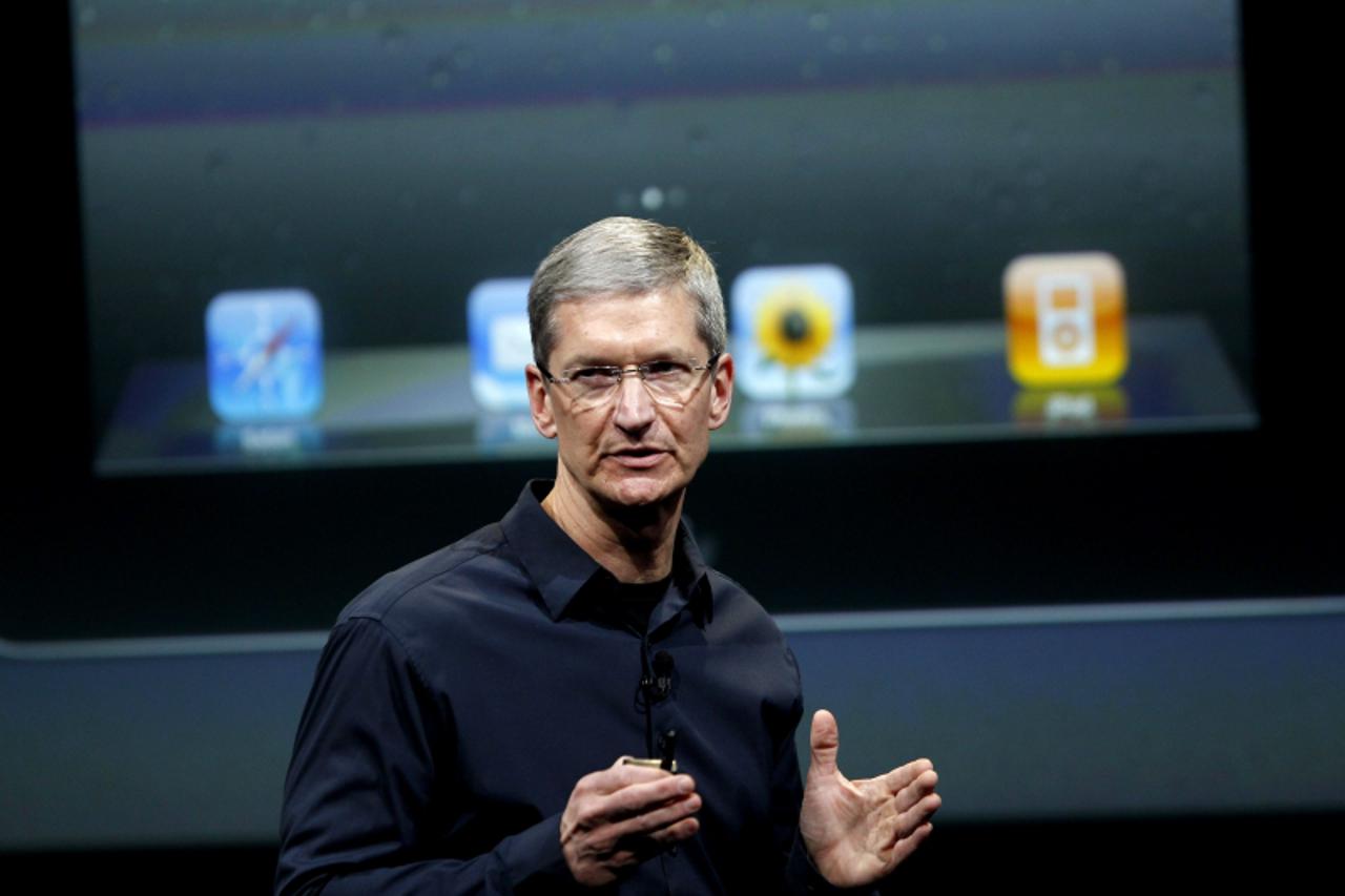 'Apple CEO Tim Cook speaks about the iPhone 4S at Apple headquarters in Cupertino, California October 4, 2011. REUTERS/Robert Galbraith (UNITED STATES - Tags: SCIENCE TECHNOLOGY BUSINESS)'