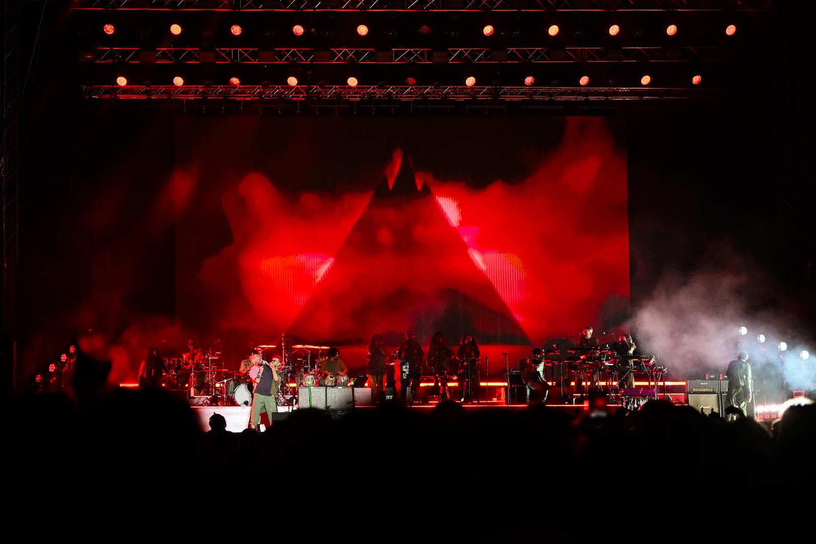 U središtu pozornosti bio je dugoočekivani nastup sastava Gorillaz, koji su na glavnoj pozornici priredili nezaboravan audiovizualni spektakl. 
